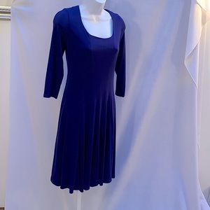 Nicely fitted jersey dress.